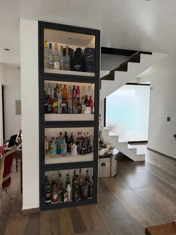 Mueble bar con puertas de vidrio y luz interior a medida