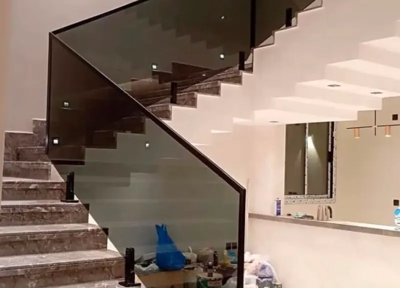 Baranda de vidrio laminado en escalera de mármol