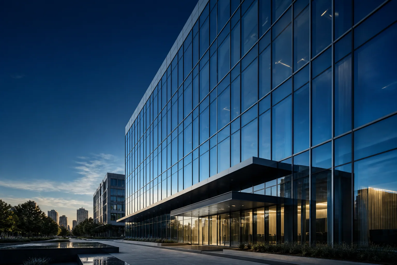 Fachada vidriada de un edificio corporativo moderno